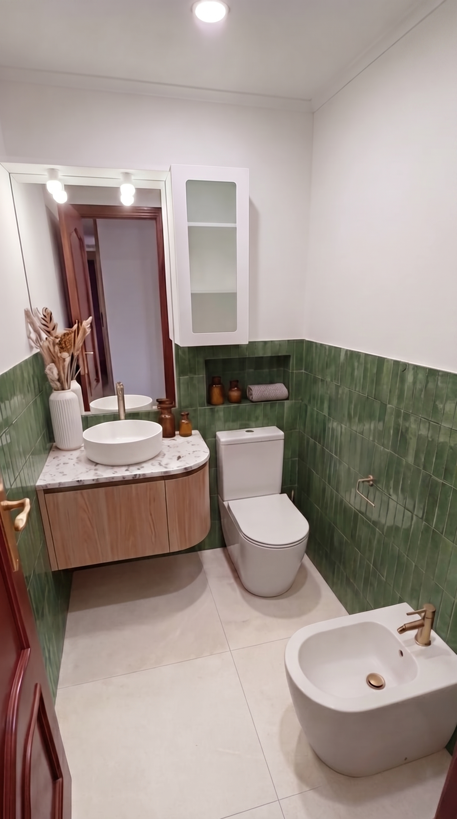 Baño reformado con acabados premium · fotografía de reforma para inmobiliaria